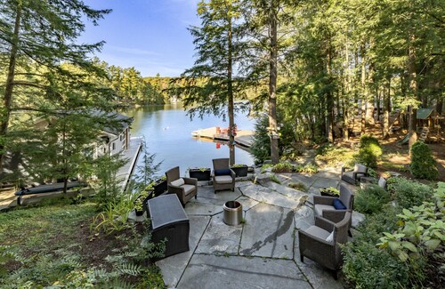 7 bed, 5 bath spectacular cottage on Lake Joseph!