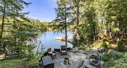 7 bed, 5 bath spectacular cottage on Lake Joseph!