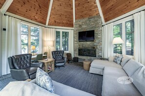 TV - 7 bed, 5 bath spectacular cottage on Lake Joseph! (Parry Sound Mid-Shore (Bala))