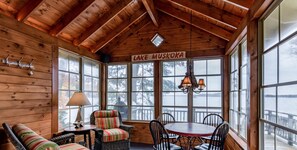 Dining - Beautiful 6 bed, 3 bath on Lake Muskoka, All Season! Sun all Day! Sand Beach! (Gravenhurst)