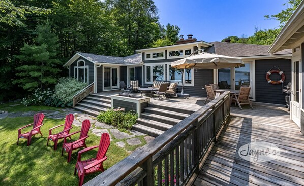 Terrace/patio - Beautiful 6 bed, 3 bath on Lake Muskoka, All Season! Sun all Day! Sand Beach! (Gravenhurst)