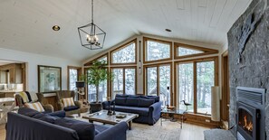 Fernseher, Kamin, Stereoanlage