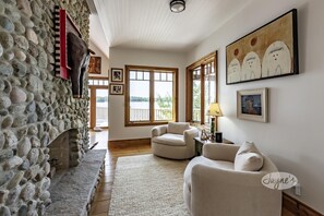 TV - 5 bdrm + 1 open in BH, 5 bath cottage! Lake Muskoka, Sunsets! Privacy! Sauna! (Bracebridge)