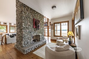 Interior - 5 bdrm + 1 open in BH, 5 bath cottage! Lake Muskoka, Sunsets! Privacy! Sauna! (Bracebridge)