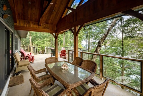 Welcoming 4+ bed 3 bath cottage on South Lake Rosseau! Boathouse! Sunsets!