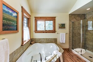 Hair dryer, towels - Welcoming 4+ bed 3 bath cottage on South Lake Rosseau! Boathouse! Sunsets! (Port Carling)