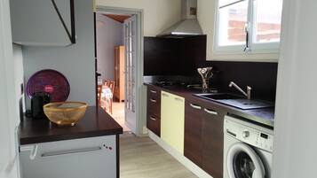 Frigorífico, microondas, horno y placa de cocina