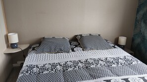 2 chambres, fer et planche à repasser, lit parapluie, Wi-Fi