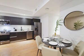 Luksus-lejlighed - balkon - byudsigt | Privat køkken | Køleskab, mikrobølgeovn, ovn, opvaskemaskine