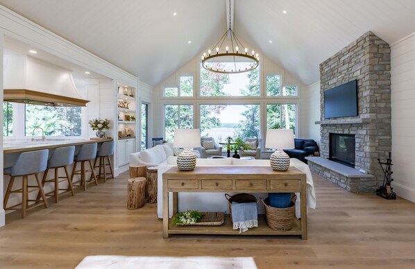 Televisión y chimenea