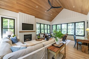 Televisión y chimenea