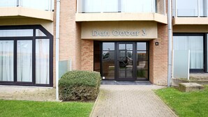 A building with a sign reading "Den Oever 3" and a glass door entrance. - Family Apartment in Nieuwpoort (Nieuwpoort)
