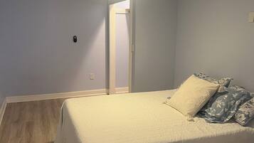 2 habitaciones, tabla de planchar con plancha, wifi y ropa de cama