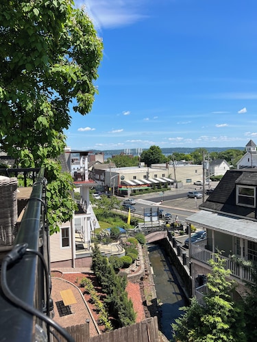 Ideal Location 1block to Main St. Restaurants , Bars,Hudson River, Bus/ Train 