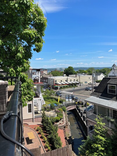 Ideal Location 1block to Main St. Restaurants , Bars,Hudson River, Bus/ Train 