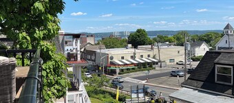 Ideal Location 1block to Main St. Restaurants , Bars,Hudson River, Bus/ Train