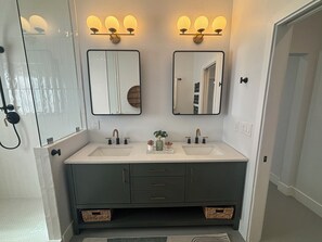 Hair dryer, towels, soap, shampoo - Mid-Century Modern in the San Clemente Historic District.  Pets Welcome! (Tucson)