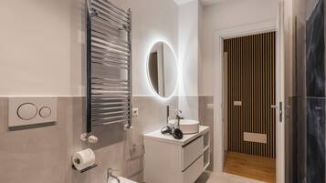 Douche, sèche-cheveux, bidet, serviettes fournies