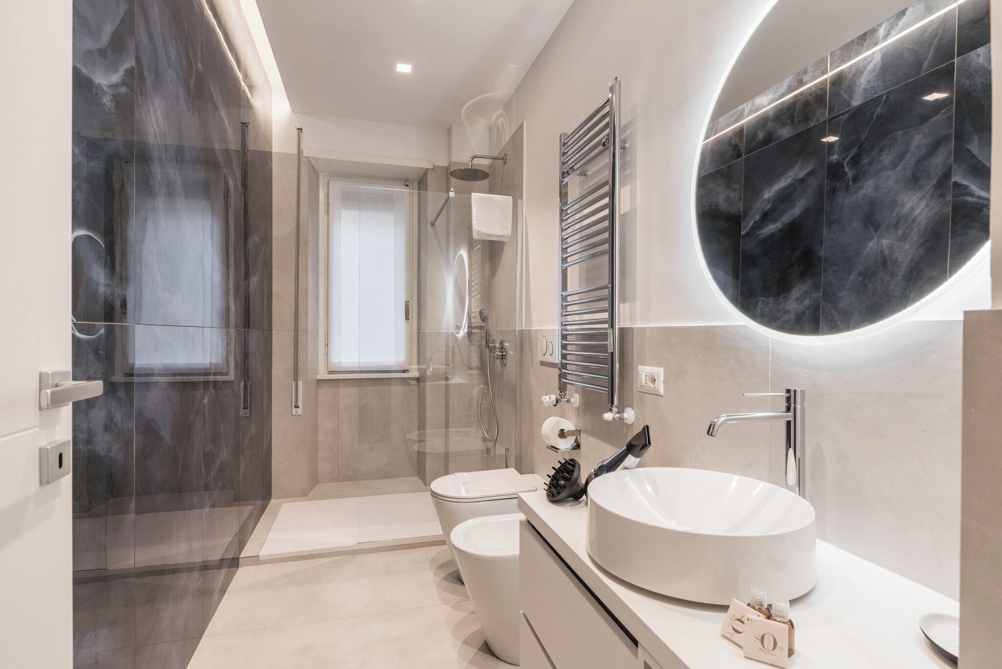 Dusche, Haartrockner, Bidet, Handtücher