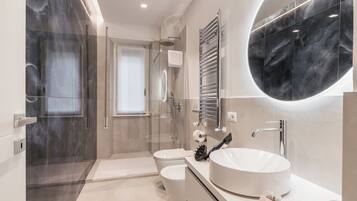 Dusche, Haartrockner, Bidet, Handtücher