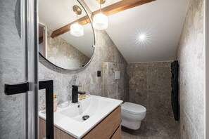 Dusche, Haartrockner, Handtücher