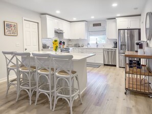 Hus - flera sängar - tillgång till pool - utsikt mot trädgården (17 Old Military Road) | Eget kök | Kylskåp, mikrovågsugn, ugn och spishäll