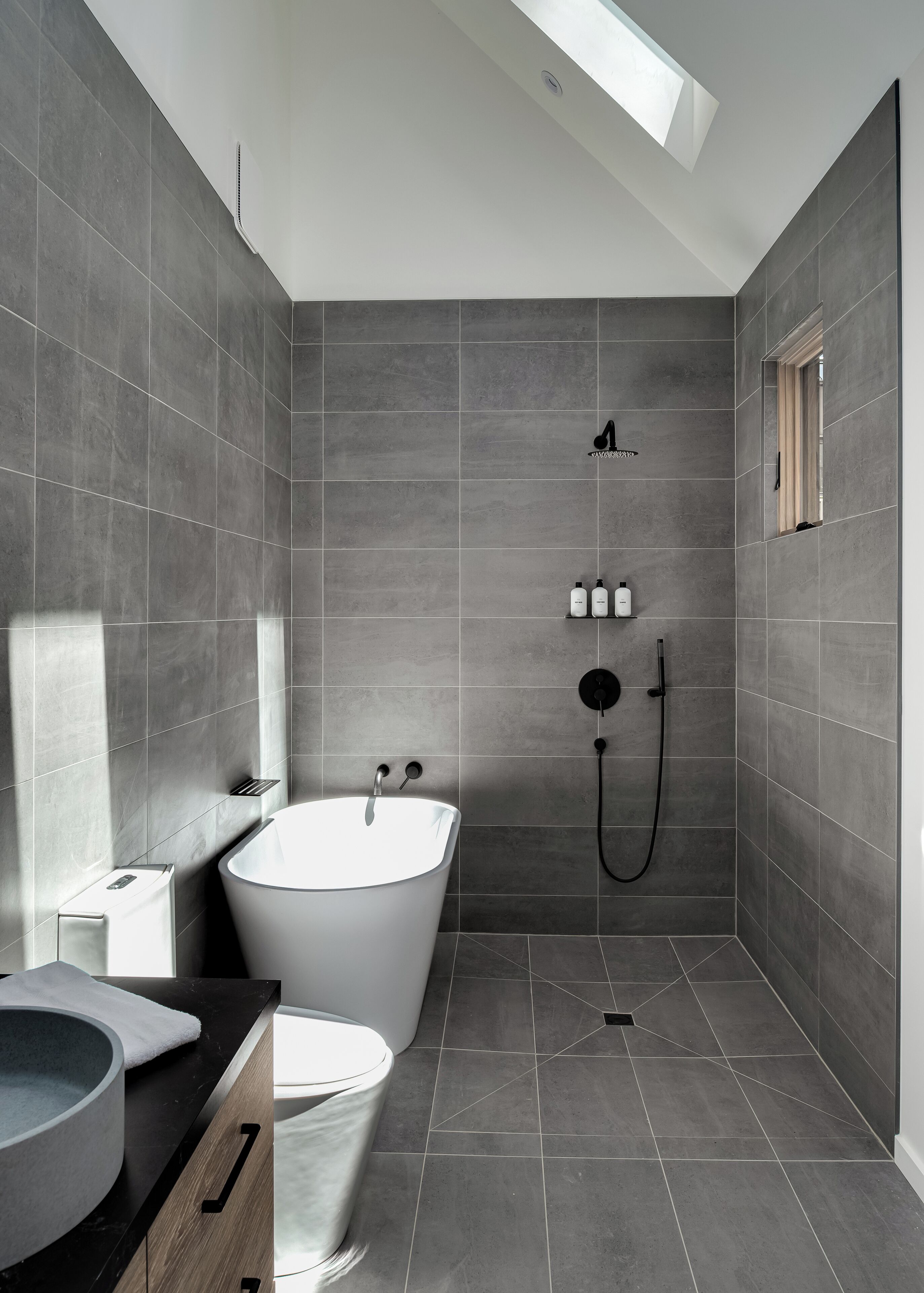 Secador de cabelo, toalhas de banho, sabonete, shampoo