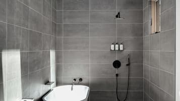 Secador de cabelo, toalhas de banho, sabonete, shampoo