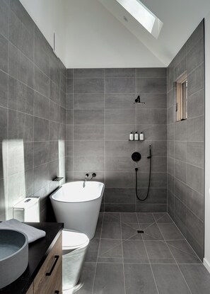 Sèche-cheveux, serviettes fournies, savon, shampoing