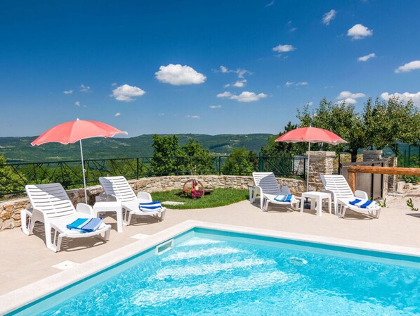 Outdoor pool - Villa Montebello (Motovun)