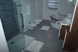 Jetted bath, hair dryer, bidet, towels - Stadtvilla mit Pool und Sauna (Norden)