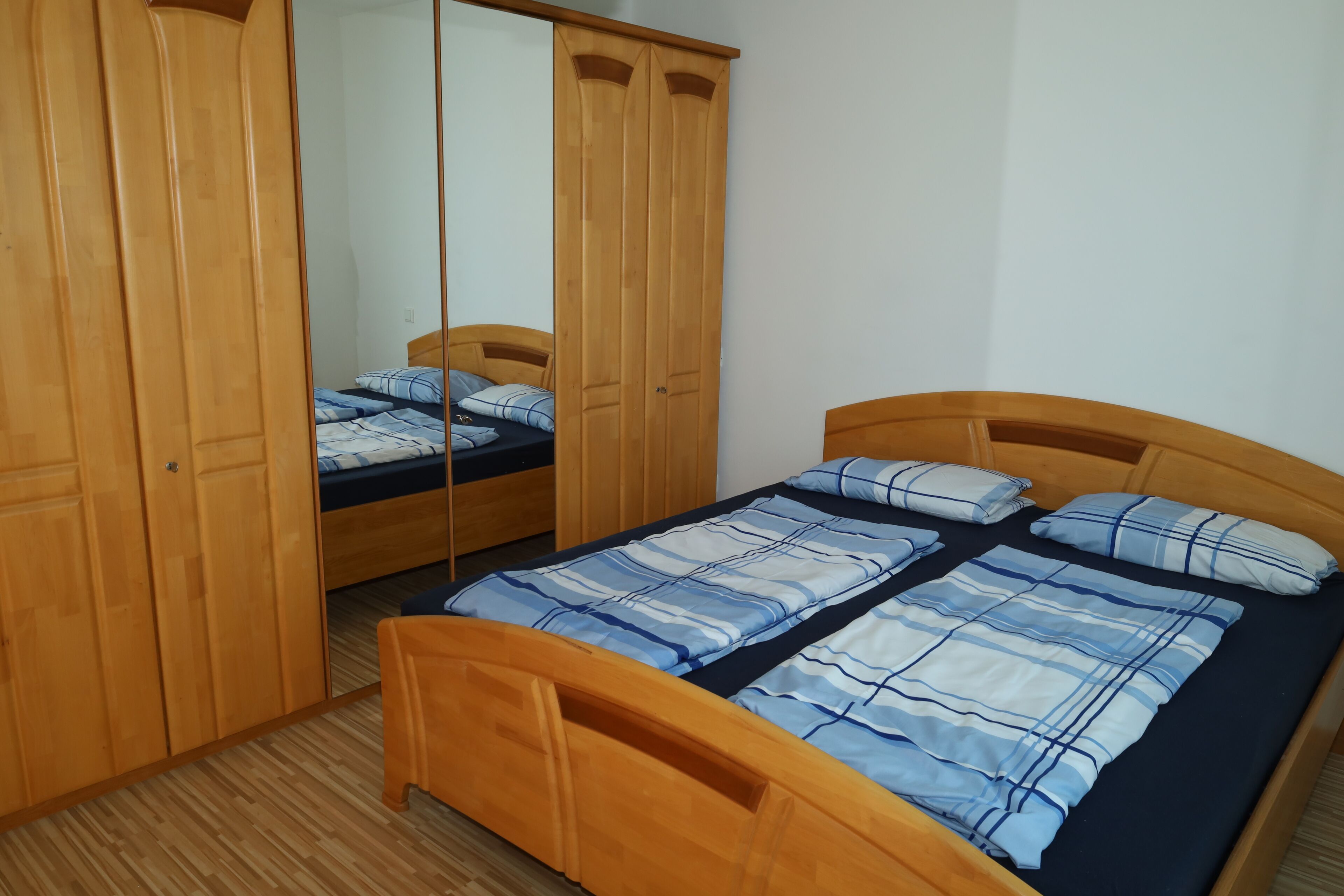 3 chambres, fer et planche à repasser, Wi-Fi, draps fournis