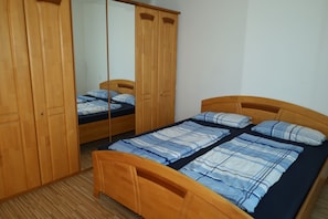 3 slaapkamers, een strijkplank/strijkijzer, wifi, beddengoed