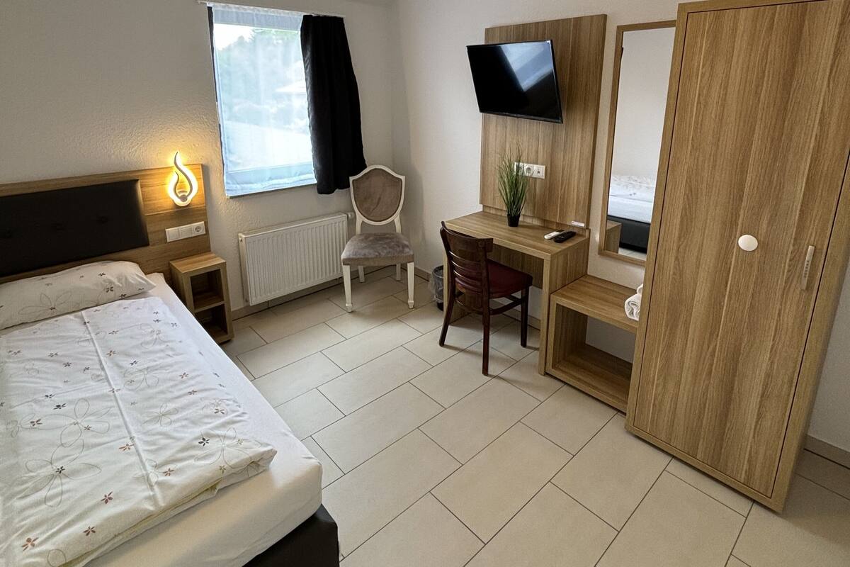 Basic Single Room | Desk, free WiFi, bed sheets