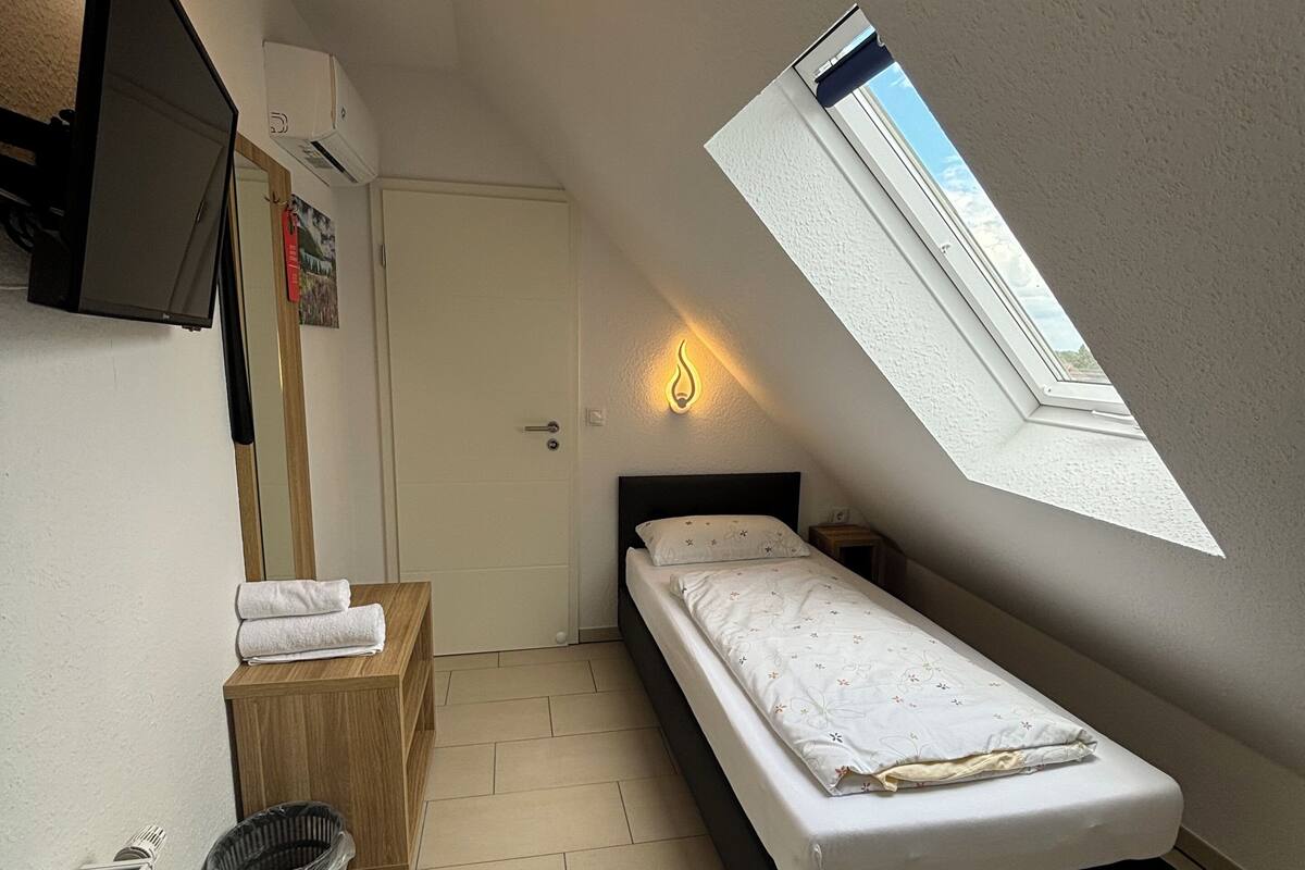 Economy Single Room | Desk, free WiFi, bed sheets