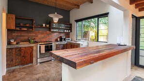 Chalet Confort | Cocina privada | Refrigerador con congelador, microondas, horno y parrilla de estufa 