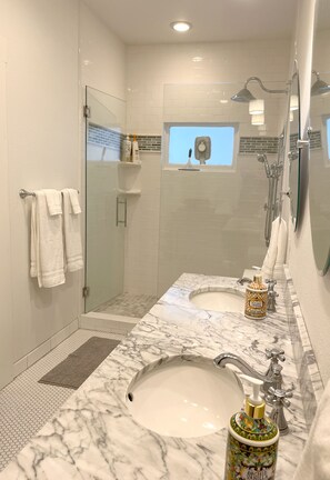 Dusche, Haartrockner, Handtücher, Seife