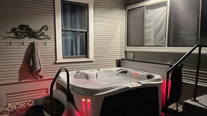 Une salle de bain avec une baignoire, une fenêtre et un porte-serviettes.