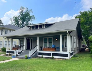 Exterior - 7-bedroom vacation home just 4 minutes drive to River Walk (San Antonio)