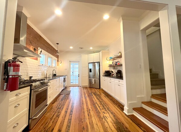 Fridge, microwave, oven, stovetop - 7-bedroom vacation home just 4 minutes drive to River Walk (San Antonio)