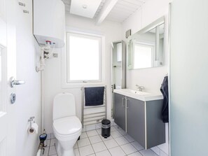 House | Bathroom - 4 Person Holiday Home in Hemmet (Hemmet)