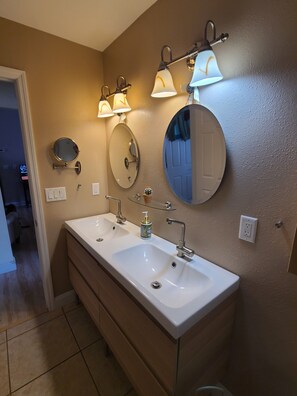 Ducha, secador de pelo, toallas, jabón