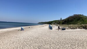 A beach with tents and a few people. - Small Boulder Comfortable Vacation Home (Rerik)