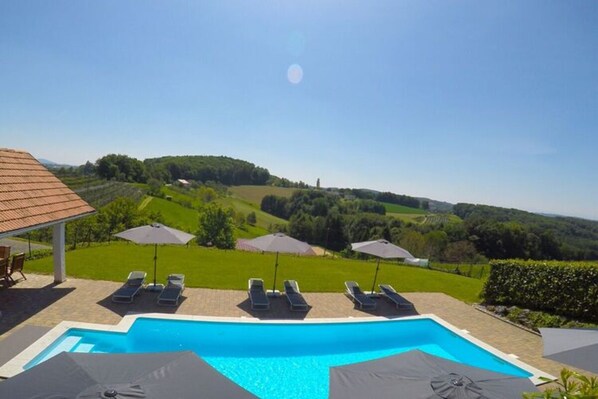Una piscina al aire libre
