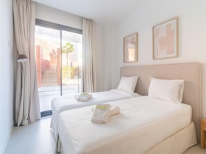 2 habitaciones, muebles diferentes y ropa de cama 