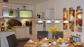 House | Private kitchen | Oven, electric kettle, toaster