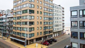 Een hotel met meerdere verdiepingen, modern vormgegeven, met balkons en grote ramen.