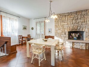 Villa | Dining - Villa in Torri del Benaco With Private Pool (Torri del Benaco)