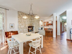 Villa | Dining - Villa in Torri del Benaco With Private Pool (Torri del Benaco)