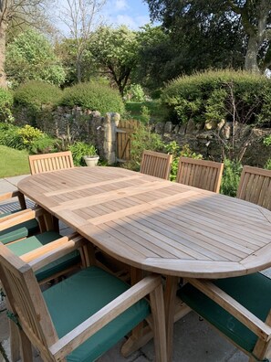 Outdoor dining - Beautiful Victorian House overlooking the sea in Clevedon. (Clevedon)